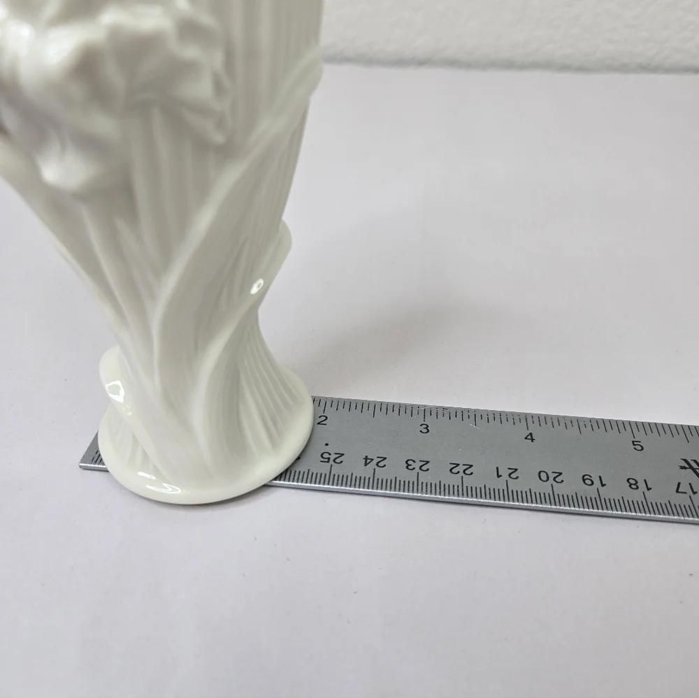Lenox Iris Vintage Bud Vase Ivory Porcelain With 24K Gold Trim 3D Affect